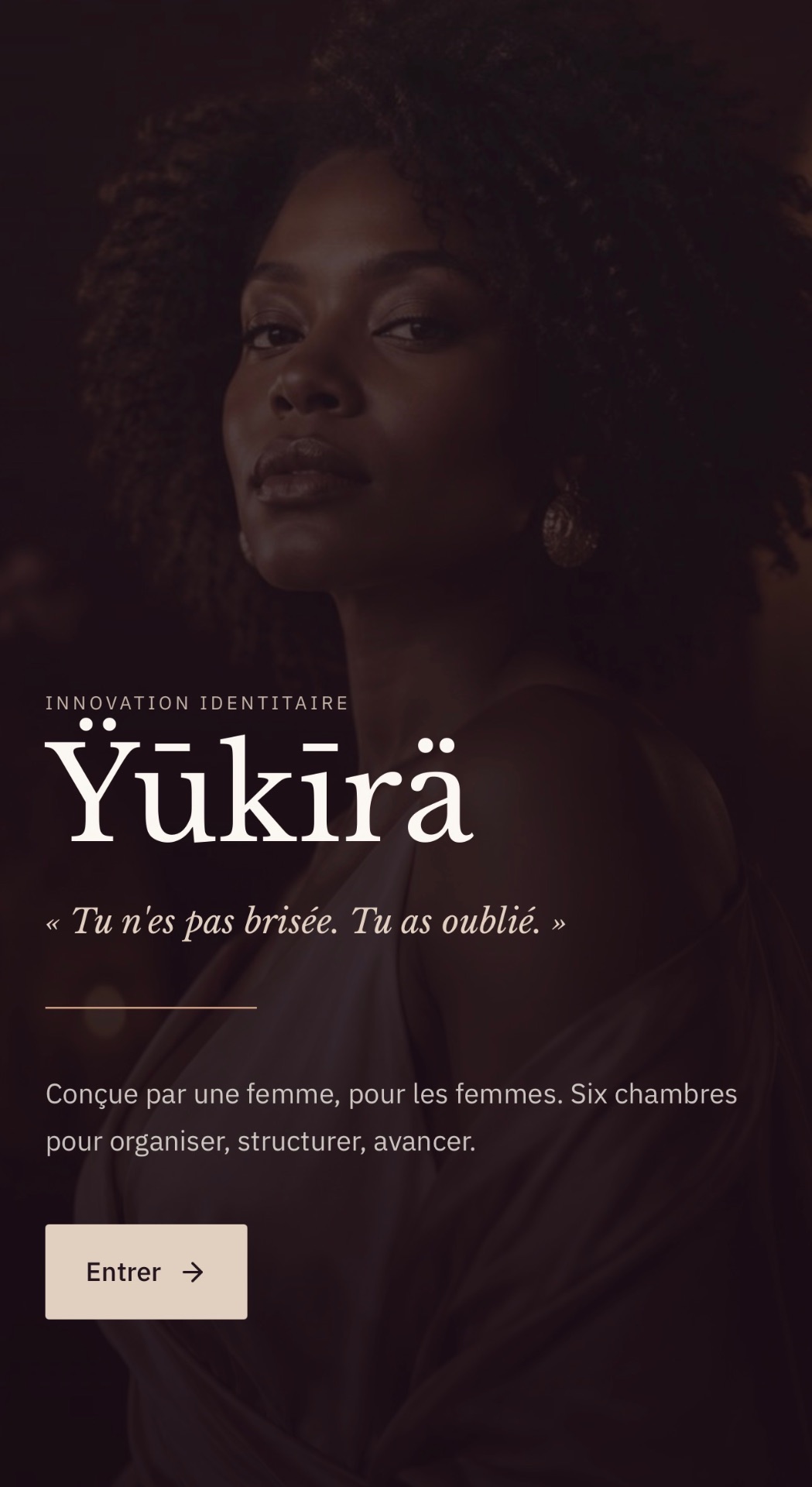 Visuel de l'application Yukira : une femme lumineuse sous le titre Ÿūkīrä