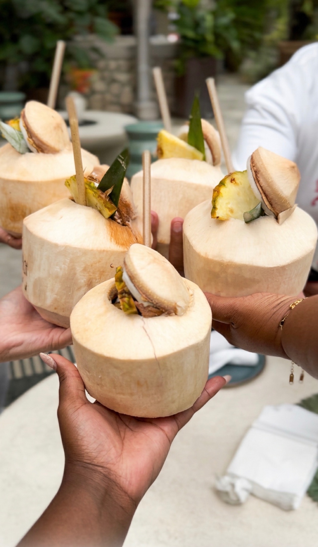 Mains de femmes tendant des cocos décorés, un moment de sororité