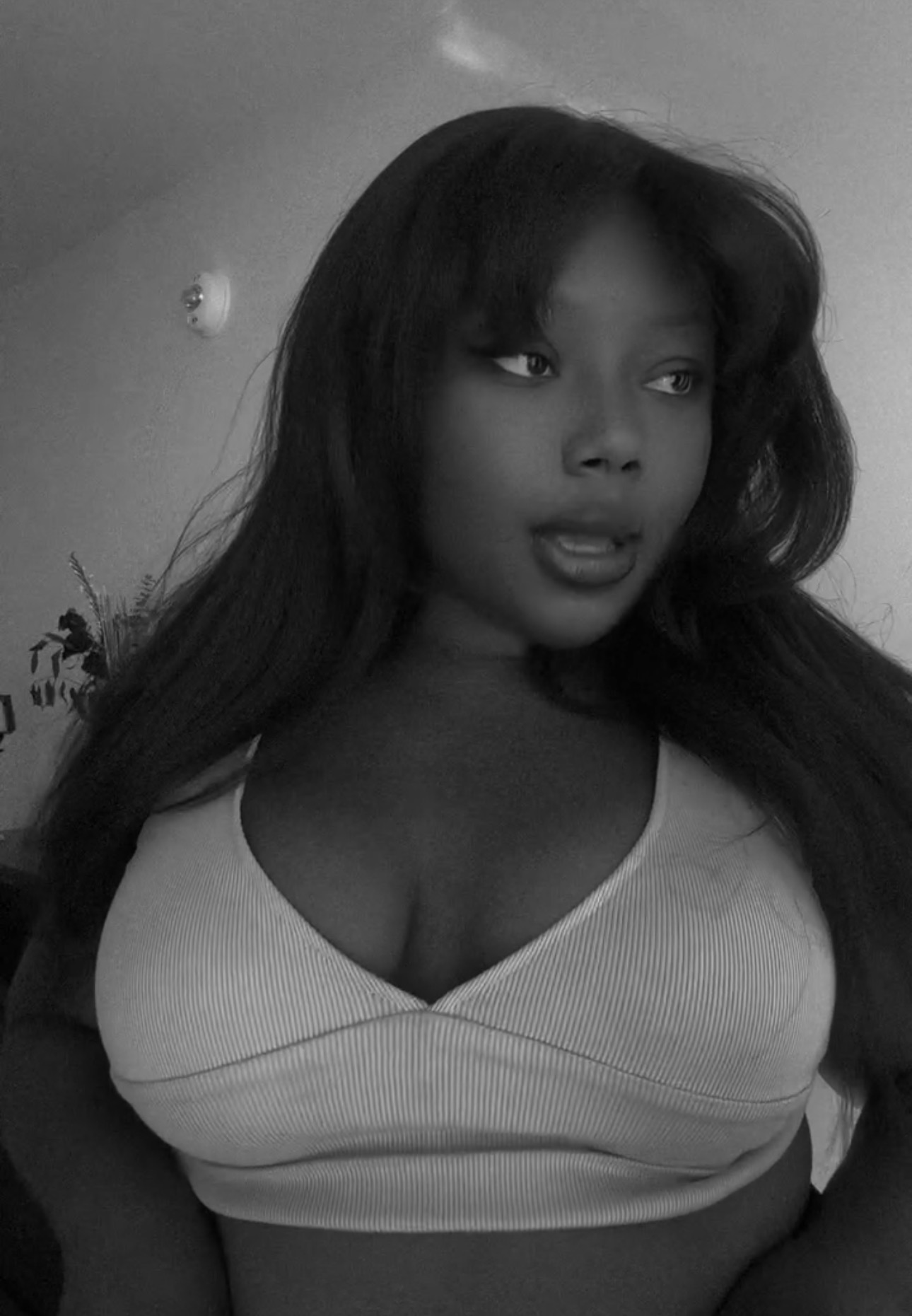 Portrait noir et blanc d’Inès Zongo
