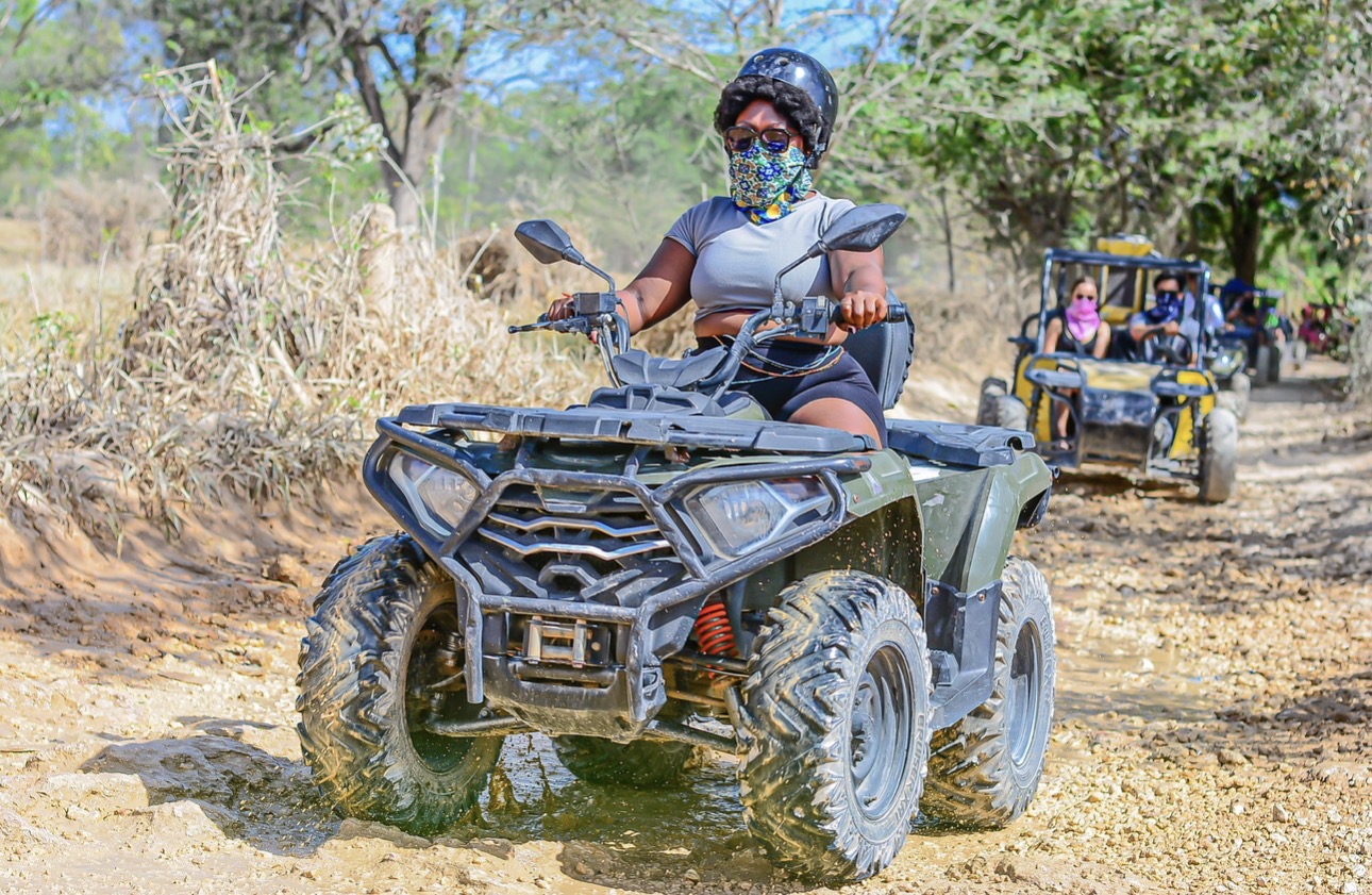 Femme conduisant un quatre-roues sur une piste d'aventure, un Girl Trips en marche